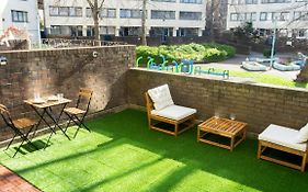 Large Modern 3 Bedrooms House With Patio/Terrace